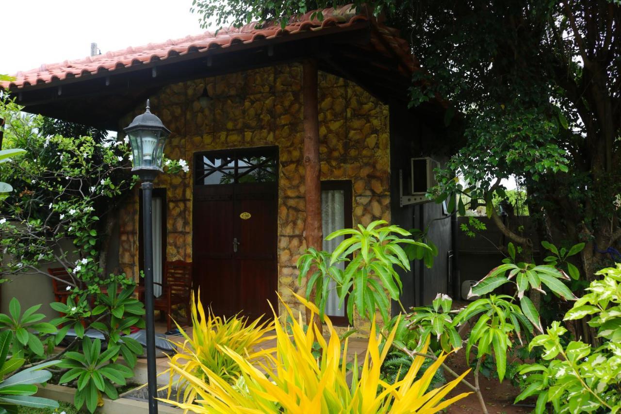 Maple Leaf Hotel Negombo Exterior photo