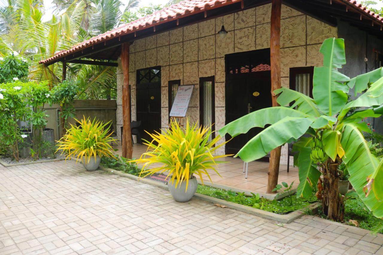 Maple Leaf Hotel Negombo Exterior photo