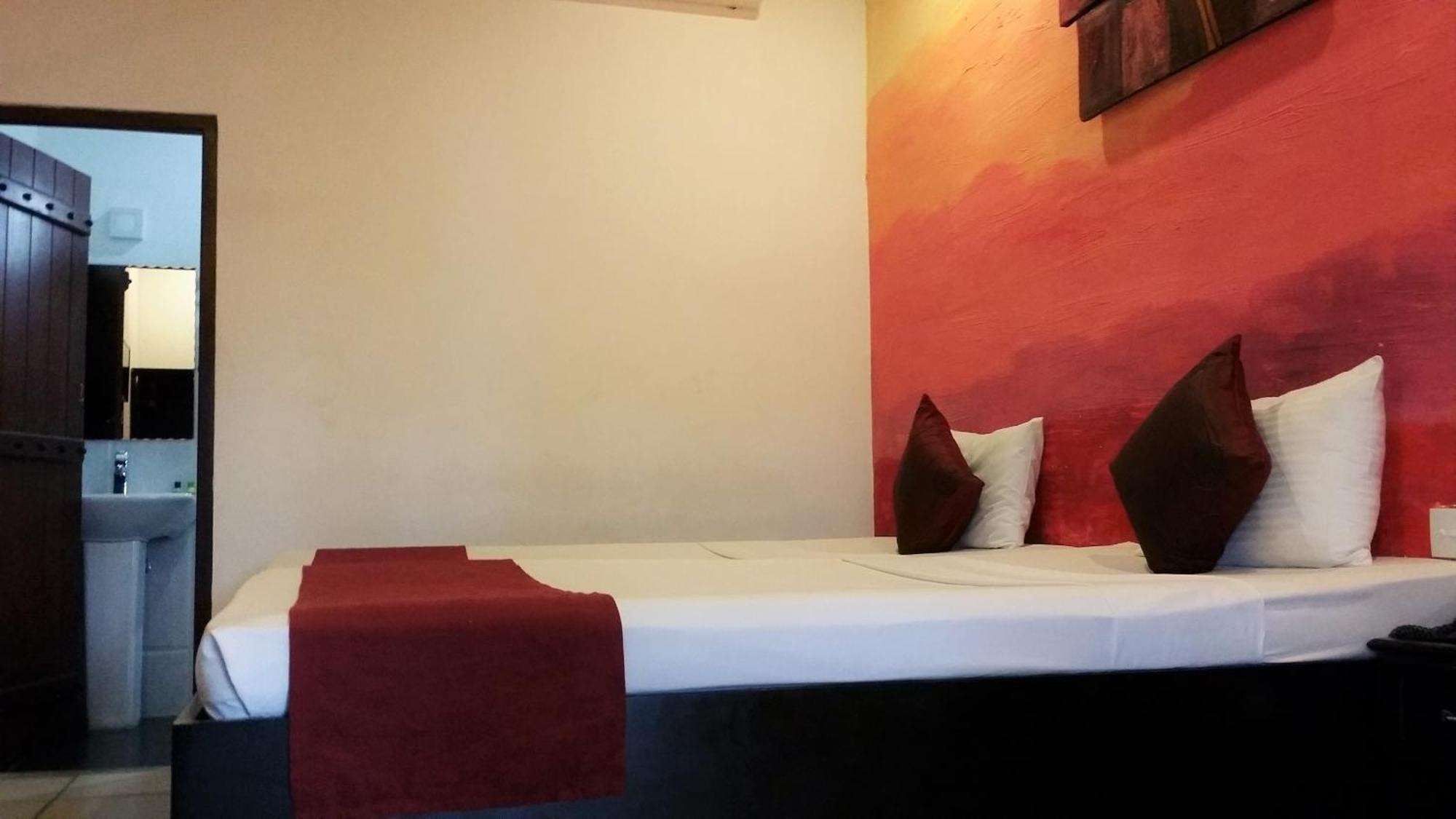Maple Leaf Hotel Negombo Exterior photo